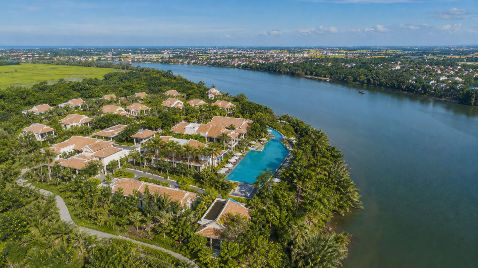 Flycam toàn cảnh khu resort Bạch Liên ven sông Thu Bồn