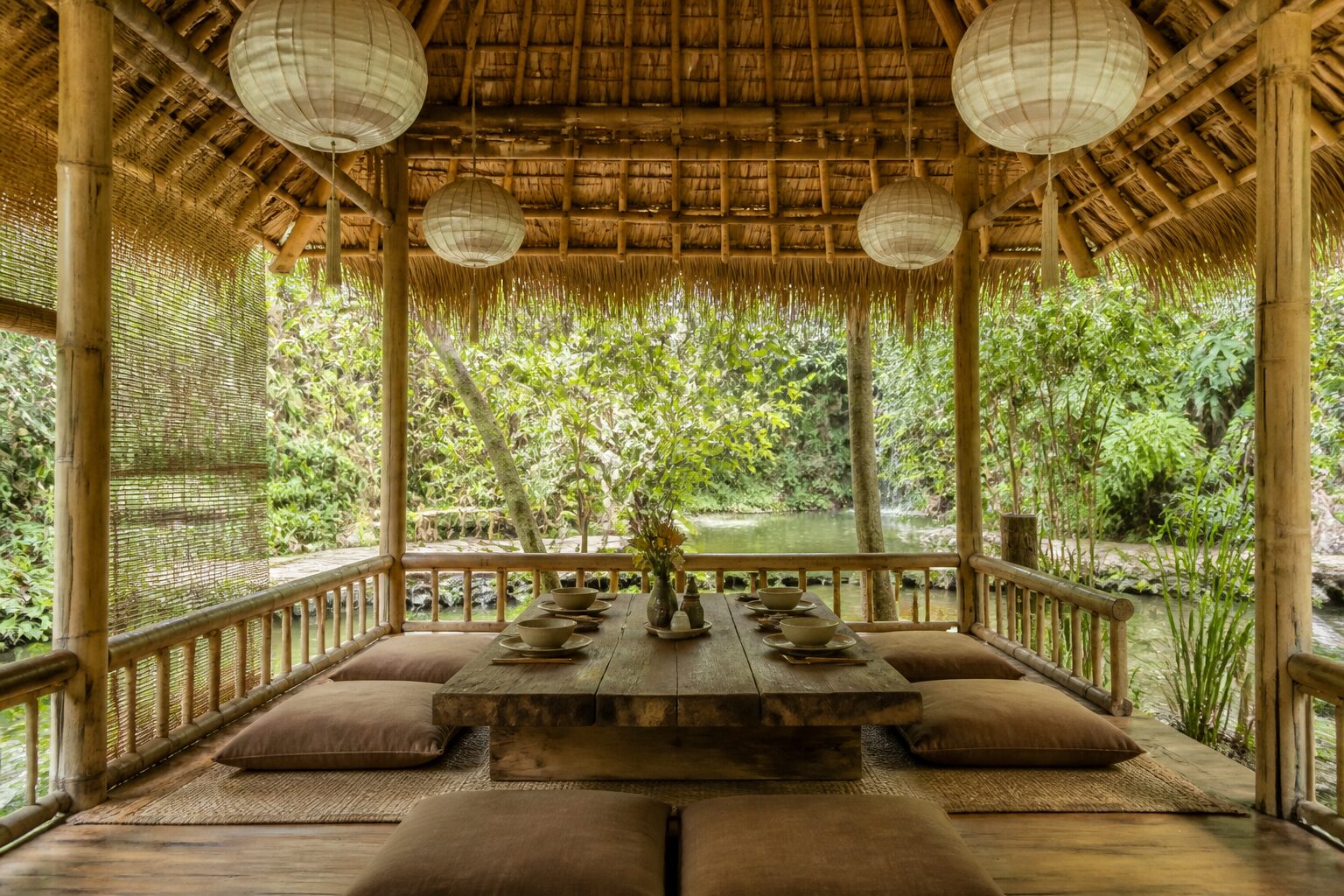 Một chòi lá riêng trống người, ban ngày, nhìn ra ao cá