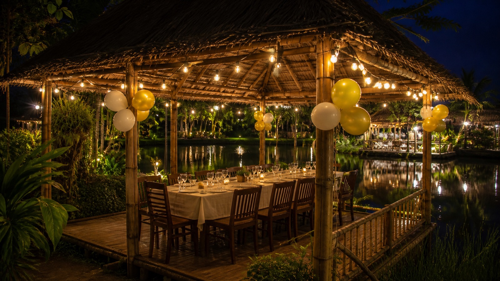 Chòi riêng trang trí bóng bay, bàn dài kê tiệc, đèn dây buổi tối